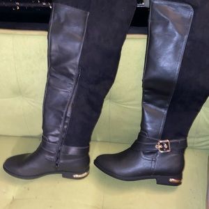 knee high black boots